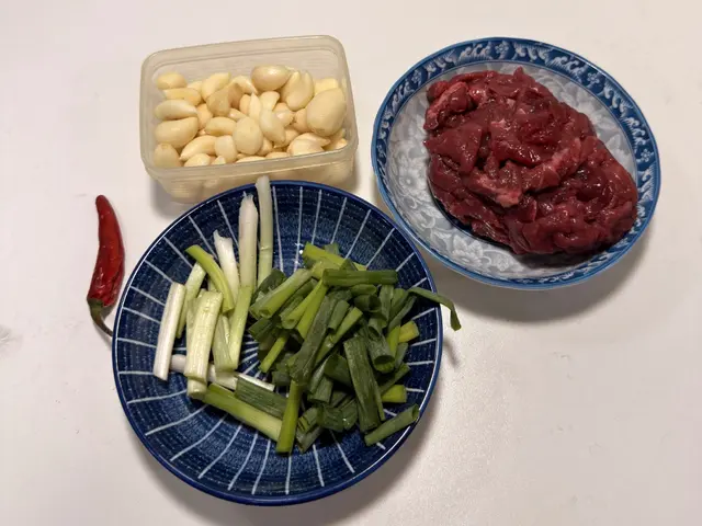 蔥爆牛肉 — $<T k="steps" /> 1