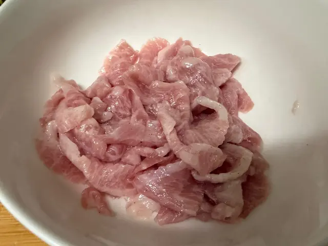 大甜蔥蔥爆豬肉片 — $<T k="steps" /> 1