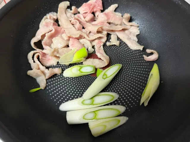 大甜蔥蔥爆豬肉片 — $<T k="steps" /> 3