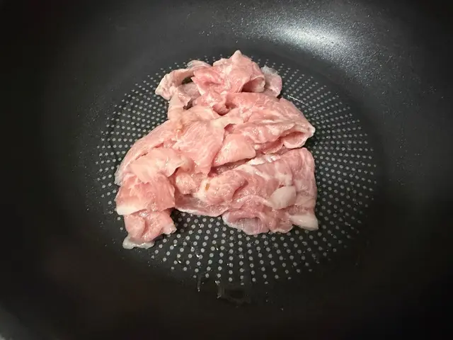 大甜蔥蔥爆豬肉片 — $<T k="steps" /> 2