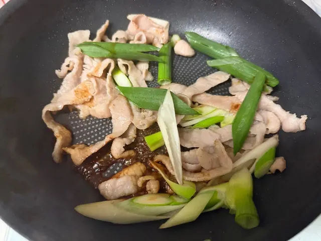 大甜蔥蔥爆豬肉片 — $<T k="steps" /> 4
