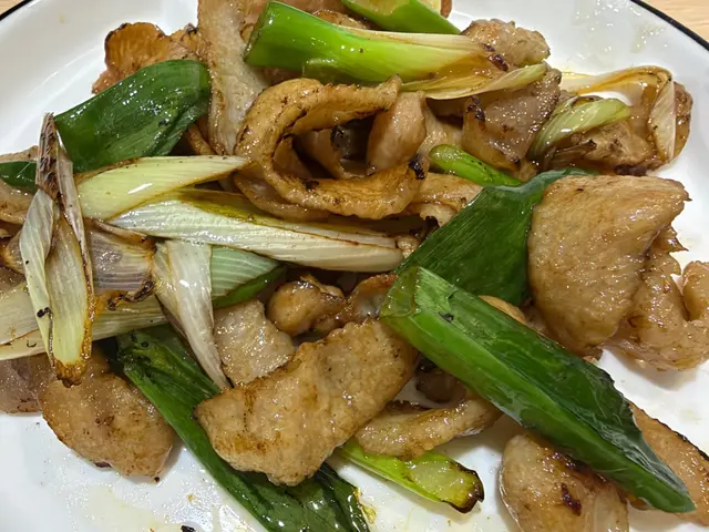 大甜蔥蔥爆豬肉片 — $<T k="steps" /> 5