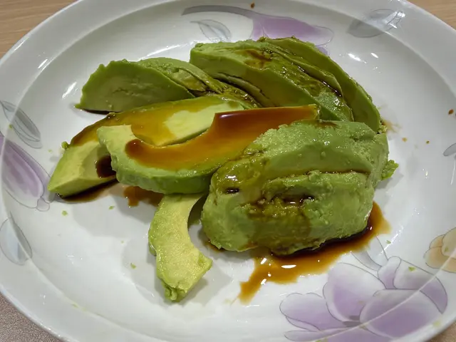網傳酪梨加上醬油就是鮭魚生魚片