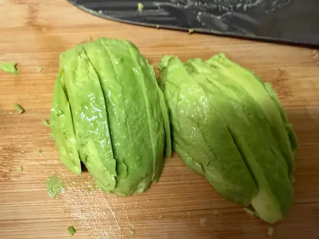 網傳酪梨加上醬油就是鮭魚生魚片 — $<T k="steps" /> 3