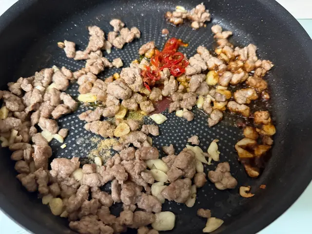 蔥花皮蛋炒豬絞肉 — $<T k="steps" /> 5
