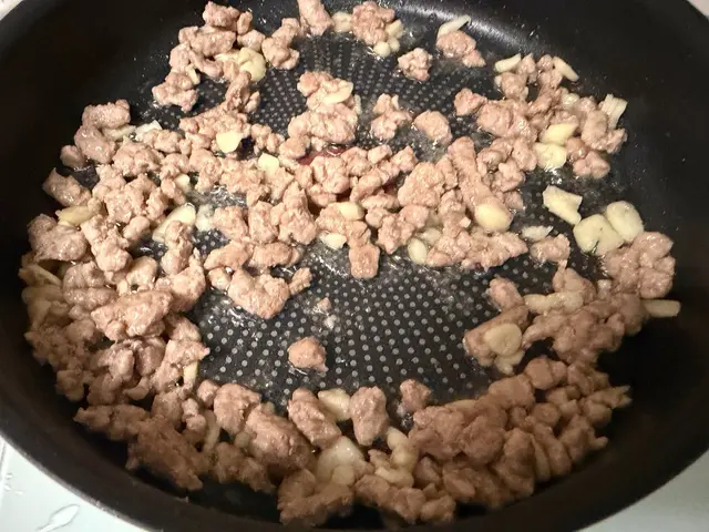 蔥花皮蛋炒豬絞肉 — $<T k="steps" /> 4