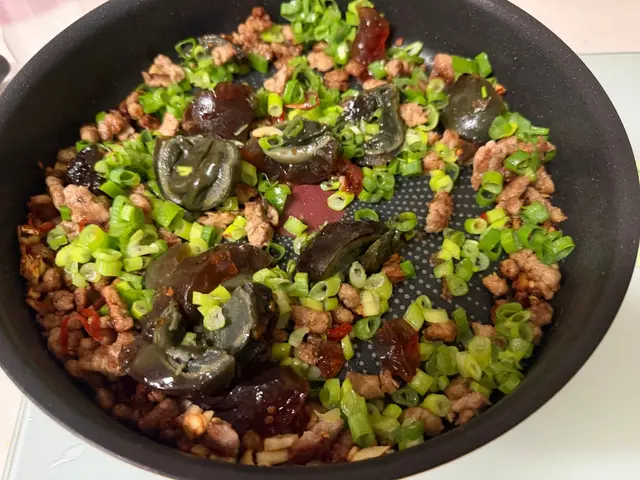 蔥花皮蛋炒豬絞肉 — $<T k="steps" /> 7