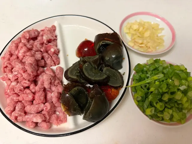 蔥花皮蛋炒豬絞肉 — $<T k="steps" /> 1
