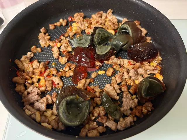 蔥花皮蛋炒豬絞肉 — $<T k="steps" /> 6