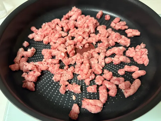 蔥花皮蛋炒豬絞肉 — $<T k="steps" /> 2
