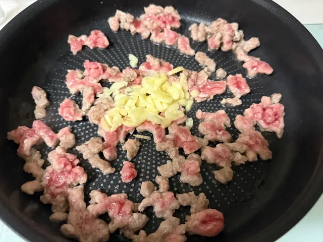 蔥花皮蛋炒豬絞肉 — $<T k="steps" /> 3