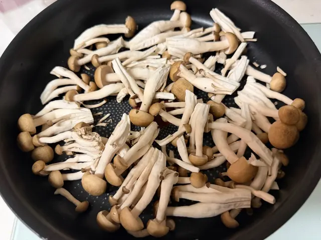 蒜香乾炒鴻禧菇 — $<T k="steps" /> 3