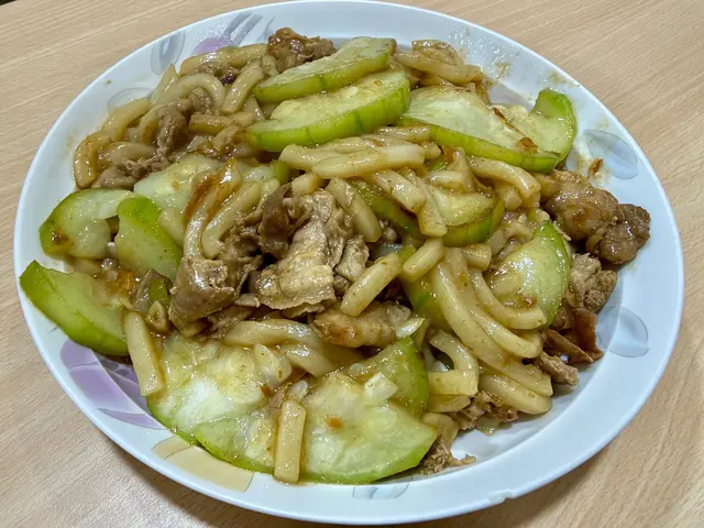 絲瓜豬肉沙茶炒烏龍麵