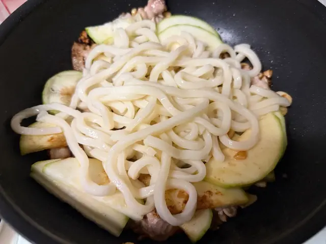 絲瓜豬肉沙茶炒烏龍麵 — $<T k="steps" /> 6