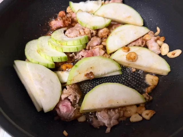 絲瓜豬肉沙茶炒烏龍麵 — $<T k="steps" /> 5