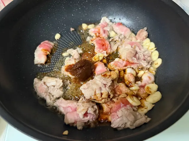絲瓜豬肉沙茶炒烏龍麵 — $<T k="steps" /> 4