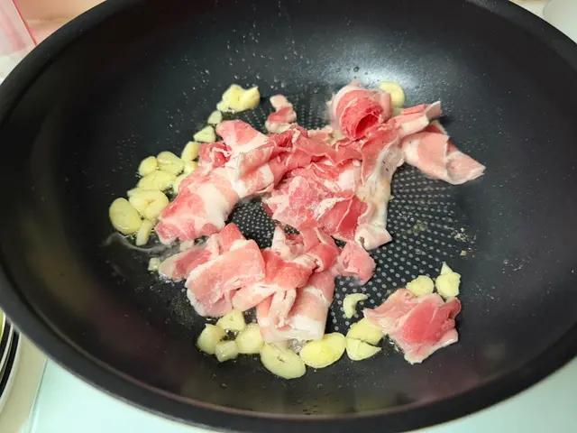 絲瓜豬肉沙茶炒烏龍麵 — $<T k="steps" /> 3