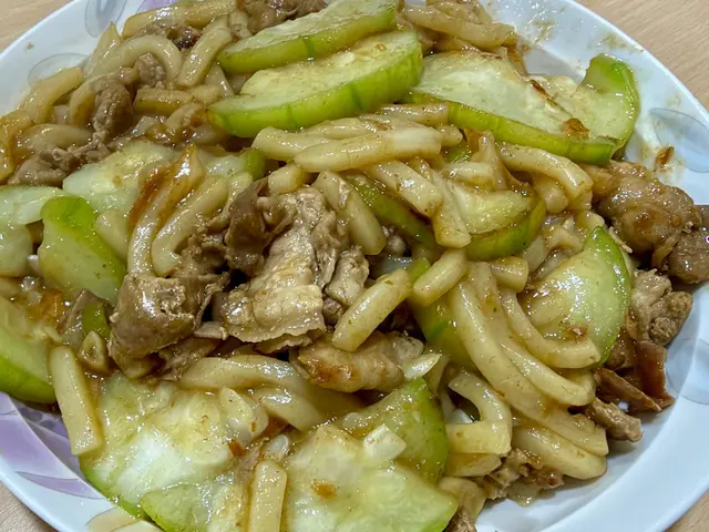 絲瓜豬肉沙茶炒烏龍麵 — $<T k="steps" /> 8